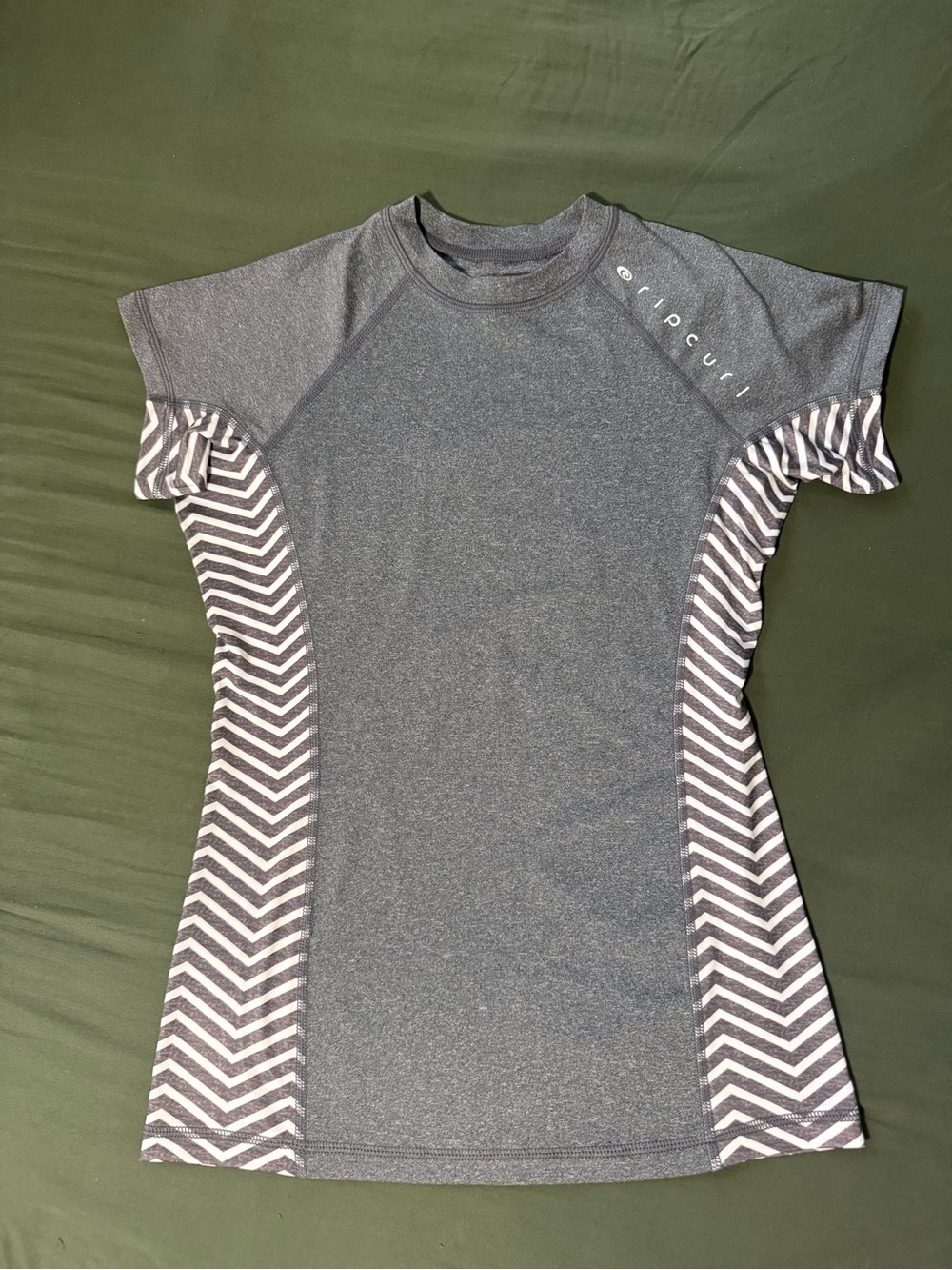 Rip Curl Women’s L Gray Chevron UPF 50+ Short Sleeve Rash Guard